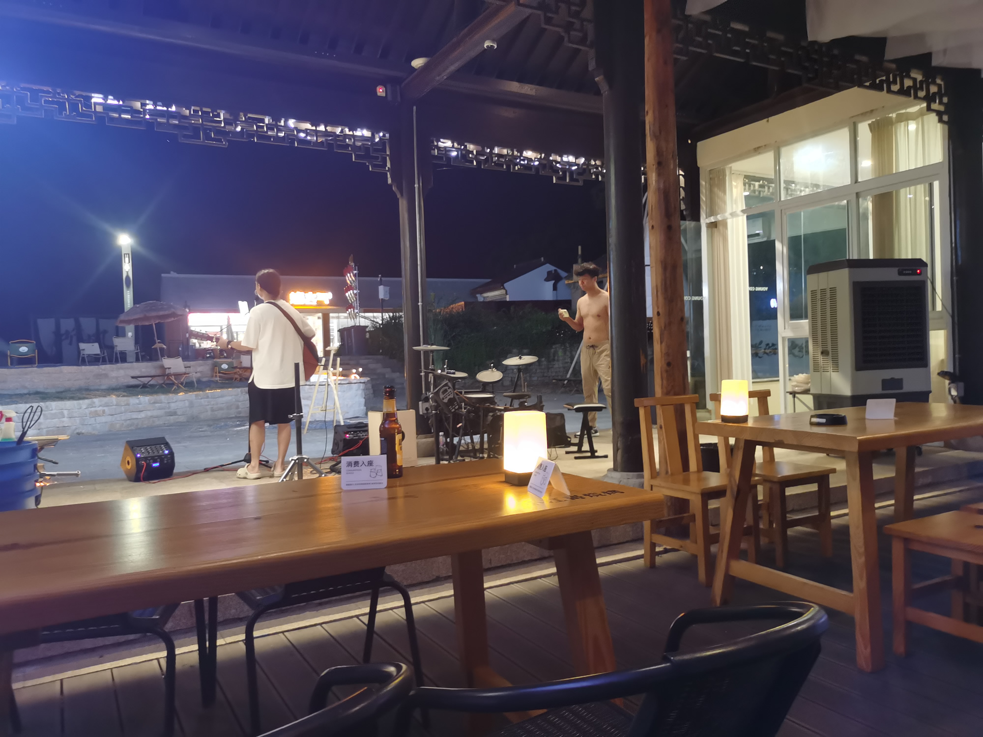 第二场与老婆在梁鸿湿地公园，我们一人一瓶啤酒然后点了些烧烤